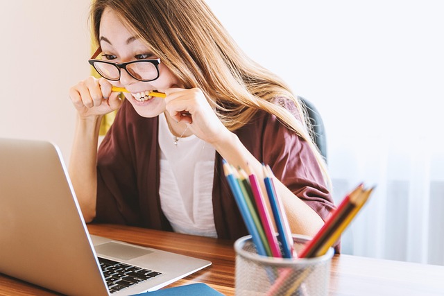 Personal Finance for College Students—A casually dressed student working on a laptop at a desk with natural light, colored pencils, and a notebook nearby, symbolizing budgeting, financial planning, and academic independence in student life.